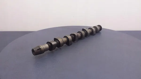 VW T4 1.9D Kamaxel OEM 028D - Begagnad image 2