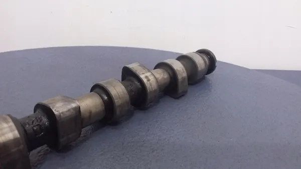 VW T4 1.9D Kamaxel OEM 028D - Begagnad image 3