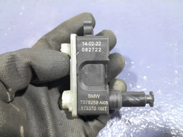 Actuador de tapa combustible BMW OEM 7378259 - Usado image 3
