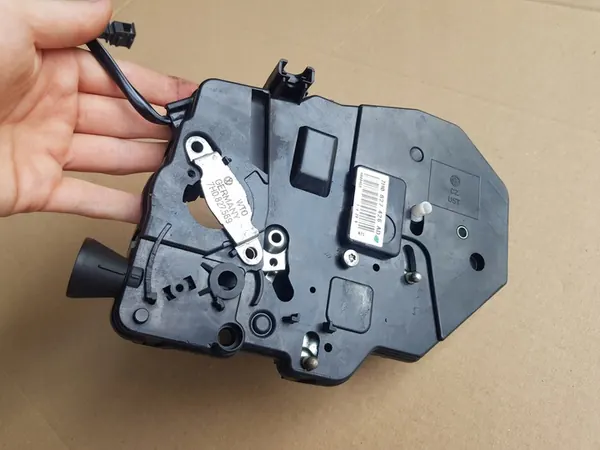 Baklucka lås / VW Caddy III / VW T5 / 7H0827426AD image 3