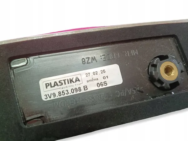 Skoda Superb III Baklucka Kromlist OEM 3V9853098B image 3