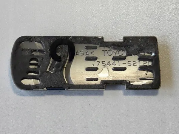 Toyota Yaris III Hybrid kofferklepembleem OEM A75441-52120 image 3