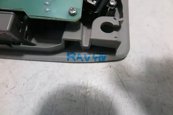 Toyota RAV4 IV Matkustamon Valo OEM LAMPKAACV - Käytetty image 9