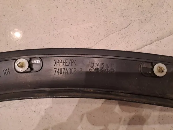 Mitsubishi Outlander 3 Oikea Etulokasuoja image 3