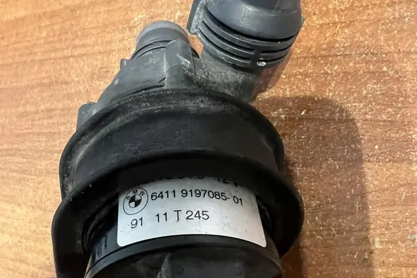 Vattenpump BMW X5 (E70) 3.0L Diesel 2009 OEM 64119197085 image 2