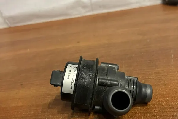 Vattenpump BMW X5 (E70) 3.0L Diesel 2009 OEM 64119197085 image 4