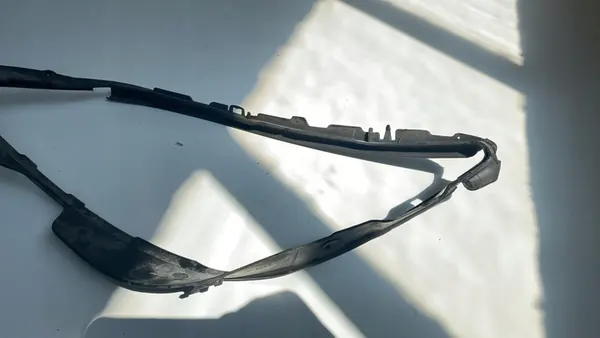 Cadre de phare droit Mercedes W203 W204 A2048261091 image 10