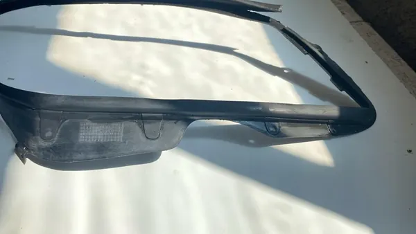 Cadre de phare droit Mercedes W203 W204 A2048261091 image 4