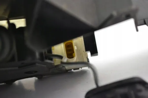 Mercedes-Benz C W204 Främre Höger Dörrlås A2047201835 image 6