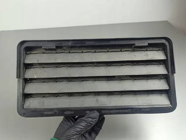 Grille Ford F150 OEM FOB43360 - État utilisé image 4