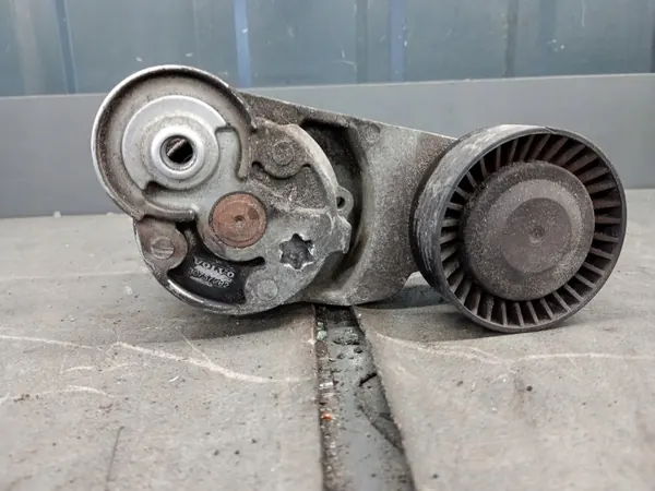 Volvo V70 II hihnajännitin OEM 30757282 - Käytetty image 2