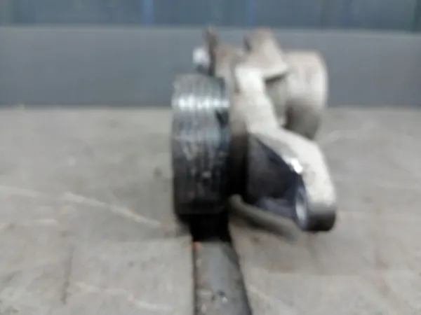 Volvo V70 II hihnajännitin OEM 30757282 - Käytetty image 3