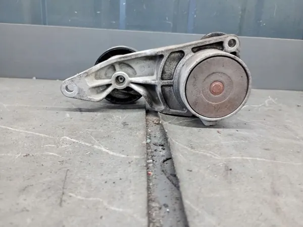 Volvo V70 II hihnajännitin OEM 30757282 - Käytetty image 4
