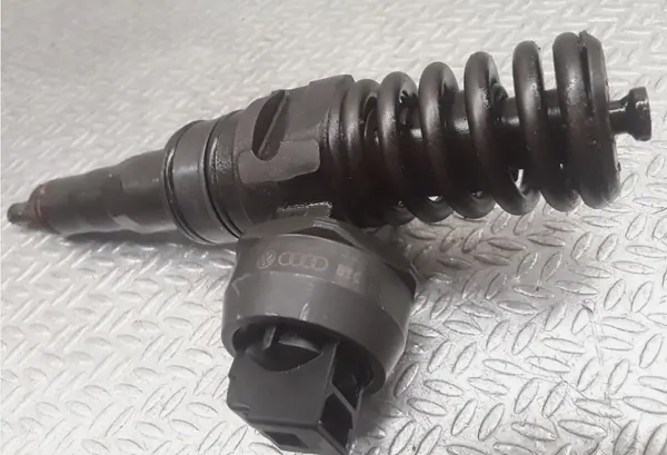 Injetor Audi A4 B7 2.0 TDI BPW 038130073BJ image 2