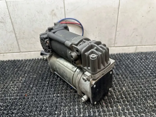 BMW 5 F10 F11 Rear Air Suspension Compressor SOM10658 image 2
