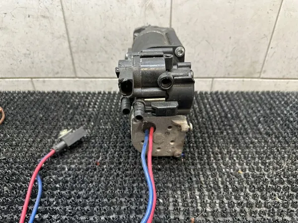 BMW 5 F10 F11 Rear Air Suspension Compressor SOM10658 image 3