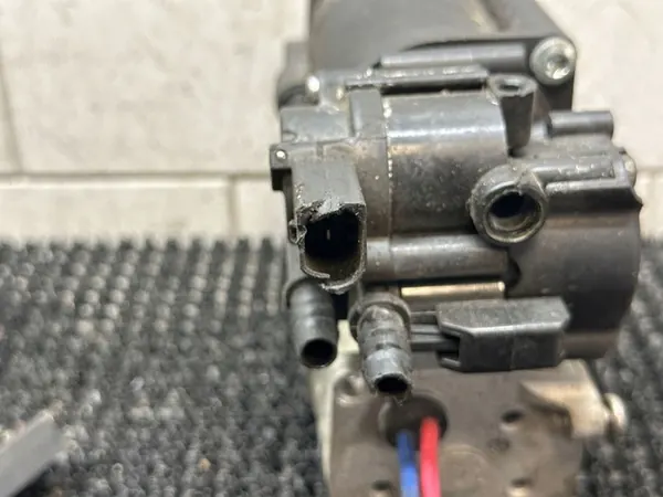 BMW 5 F10 F11 Rear Air Suspension Compressor SOM10658 image 4