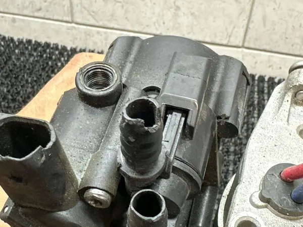 BMW 5 F10 F11 Rear Air Suspension Compressor SOM10658 image 5