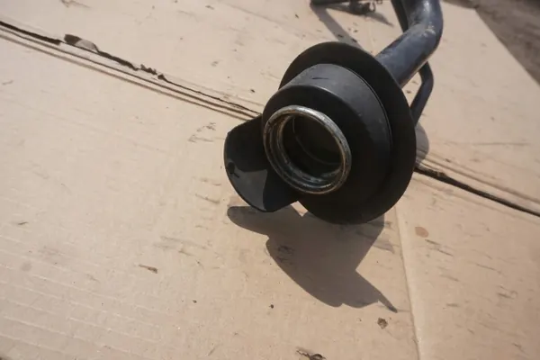 Cuello de llenado combustible Mitsubishi OEM MIT89778 - Usado image 4