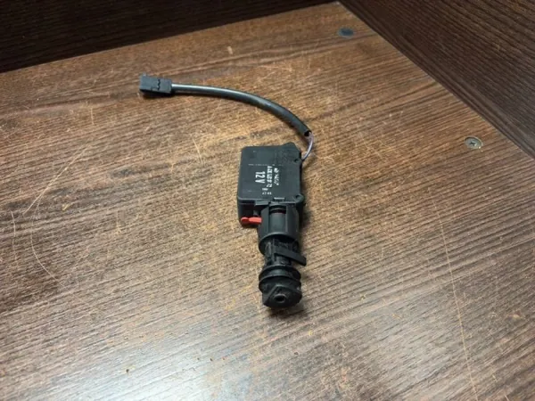 Fecho tampa combustível OEM 6388200072 Mercedes Vito image 3