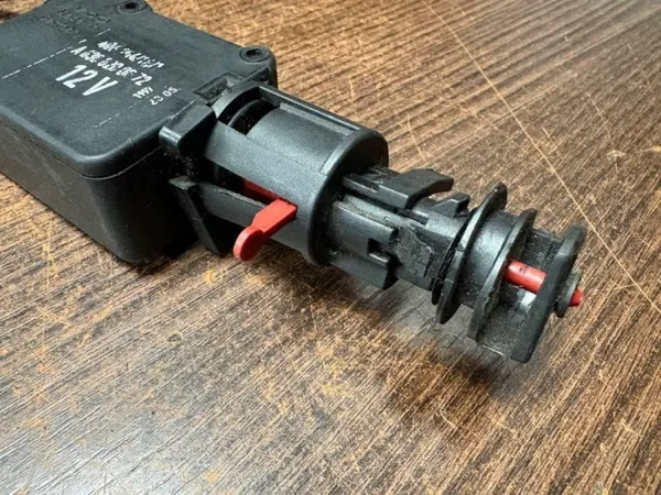 Fecho tampa combustível OEM 6388200072 Mercedes Vito image 4