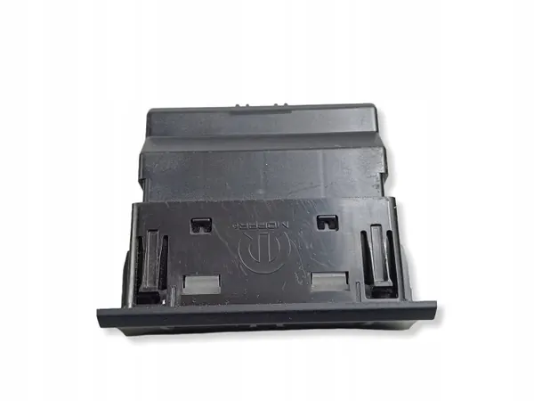 Enchufe USB Jeep OEM P68572629AA - Usado image 3