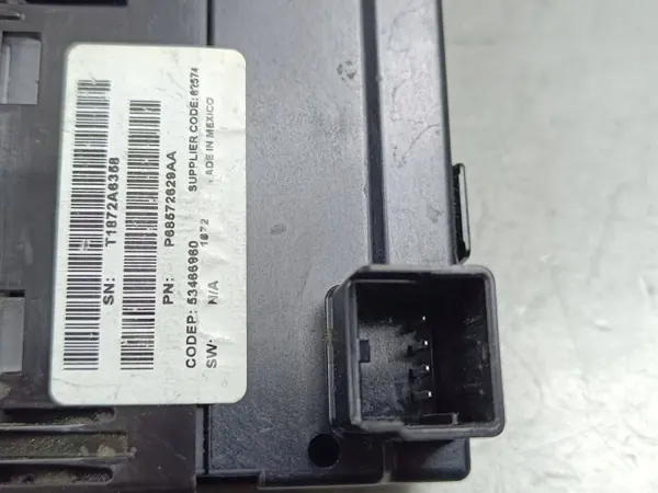 Enchufe USB Jeep OEM P68572629AA - Usado image 4