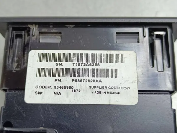 Enchufe USB Jeep OEM P68572629AA - Usado image 6