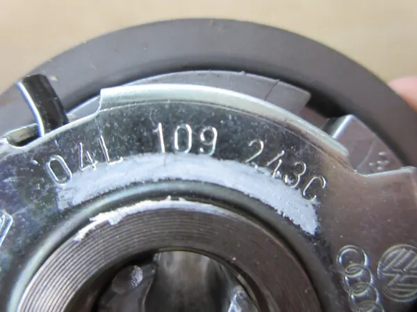 Audi VW Riemspanner OEM 04L109243C - Gebruikt image 3