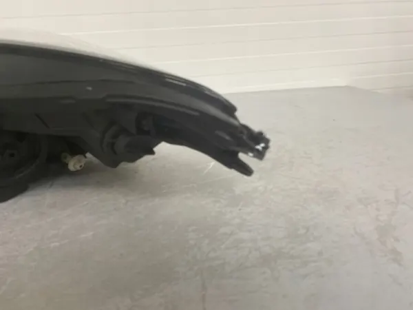 Oikea etuvalo Opel Corsa E image 10