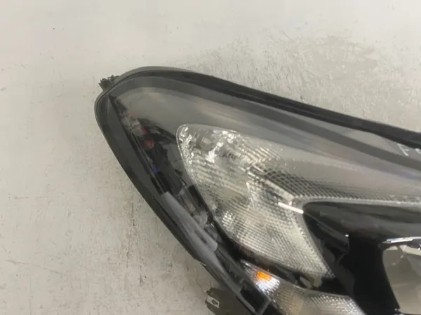 Oikea etuvalo Opel Corsa E image 3