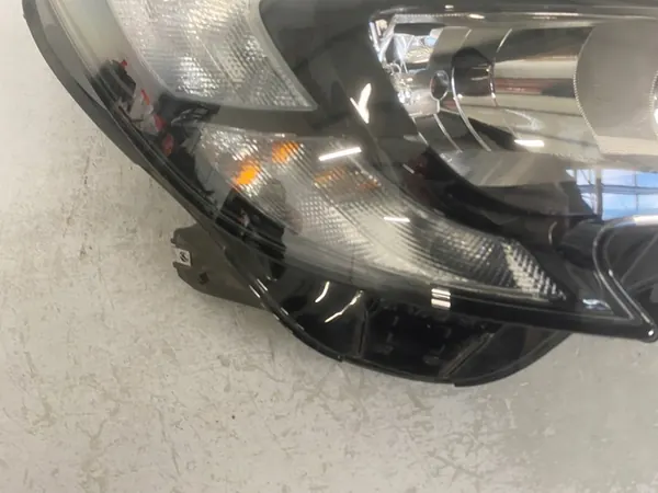 Oikea etuvalo Opel Corsa E image 4