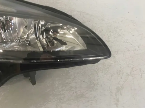 Oikea etuvalo Opel Corsa E image 5
