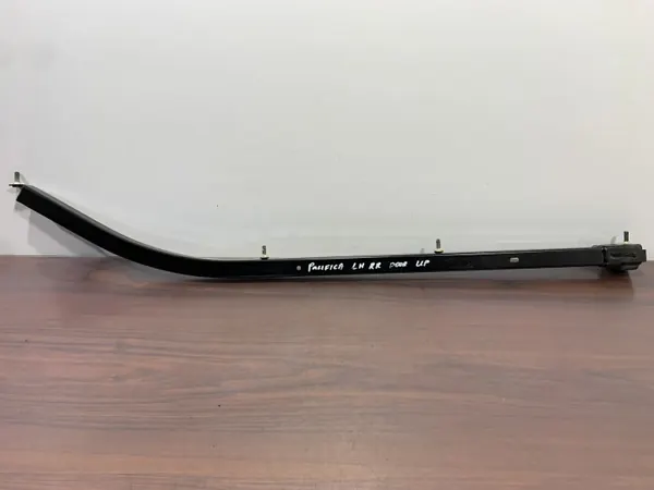 Chrysler Pacifica liukuoven yläkisko OEM 6818631AC image 2