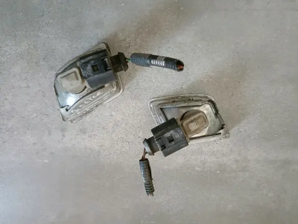 OEM DRC87987 Volkswagen Luz de Matrícula - Usado image 3