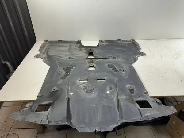 Escudo Inferior Ferrari FF OEM 087518600 Usado image 6
