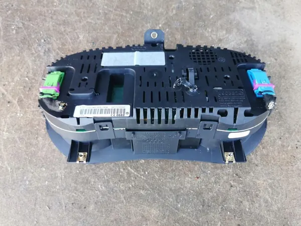 Audi A2 8Z Bensiini Mittari OEM 8Z0920901 image 3