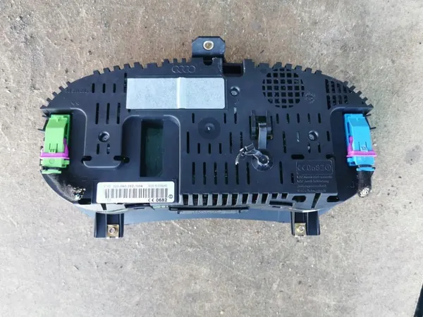Audi A2 8Z Bensiini Mittari OEM 8Z0920901 image 4