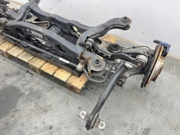 Travesaño suspensión trasera Mercedes Clase B W246 OEM MMAUTKO-28138- image 7