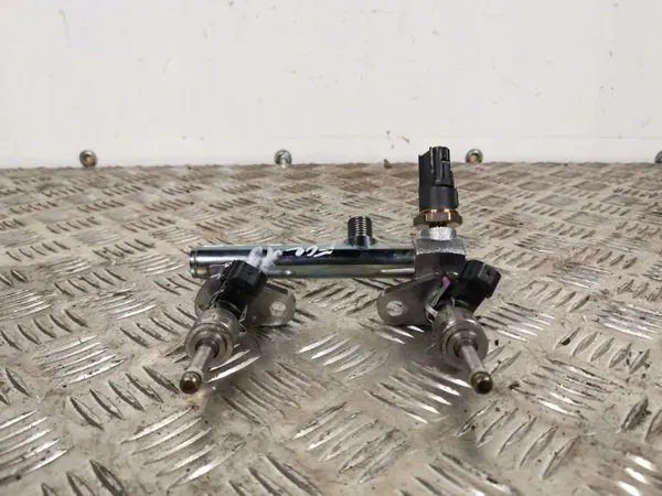 Inyector Subaru OE OEM 16611AB030 - Usado image 2