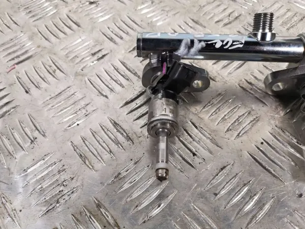 Inyector Subaru OE OEM 16611AB030 - Usado image 6