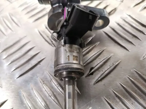 Inyector Subaru OE OEM 16611AB030 - Usado image 7