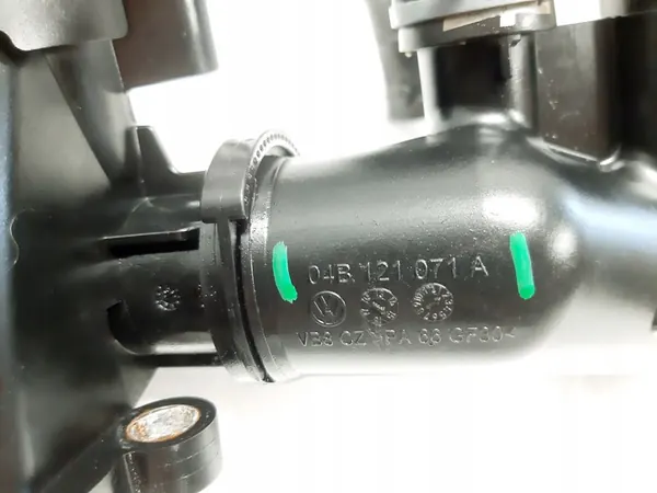 SKODA FABIA III 1.4 TDI Carcasa de Termostato 04B121071A image 3