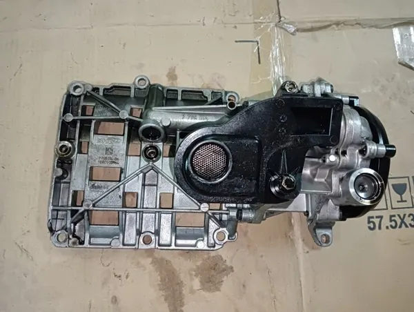 Bomba de aceite BMW OEM 7798014 para motor 2.0D N47 image 2