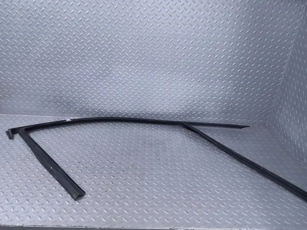 Joint de vitre porte avant gauche BMW X6 G06 OEM 7437772 image 4