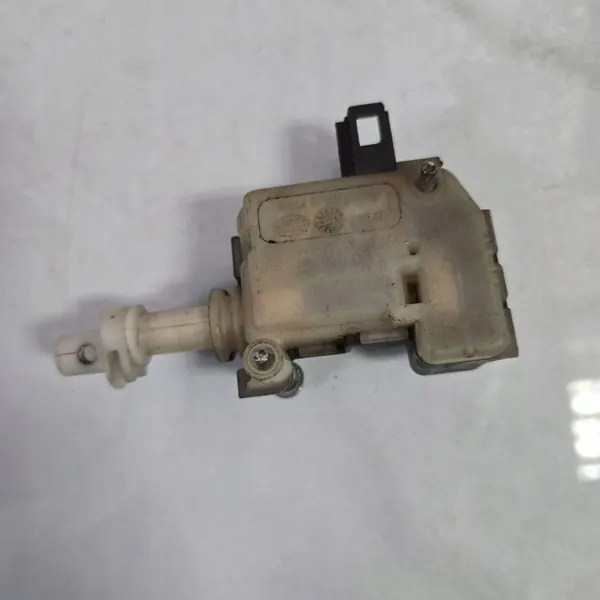 Actuateur de verrou central Skoda Octavia Mk2 OEM 1h0959781A image 2