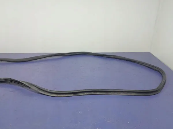 Junta de maletero Skoda Superb III Lift HB OEM 3V5827705B image 6