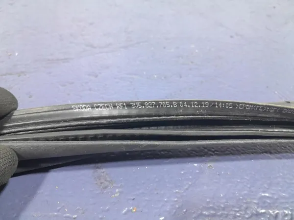 Junta de maletero Skoda Superb III Lift HB OEM 3V5827705B image 7