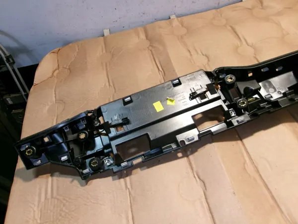 Audi A7 C8 konsoli kiinnityslista OEM 4K1857736 image 9