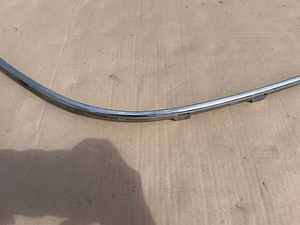 BMW E39 Etupuskuri Trim Oikea Kromi OEM 8226556 image 4